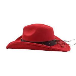 Vista detallada de un sombrero de vaquero occidental de ante rojo con ala ancha y estilo jazz.
