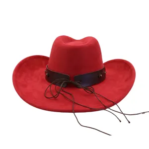 Detalle de sombrero de vaquero western de ante rojo con banda de cuero marrón y tachuelas.