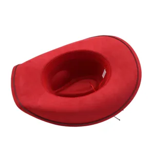 Sombrero de vaquero occidental de ante sintético rojo con ala ancha y ribete oscuro.