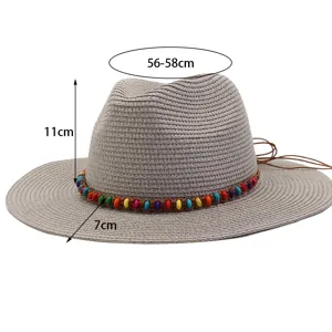 Vue détaillée du chapeau de soleil en paille élégant avec bande de perles colorées.