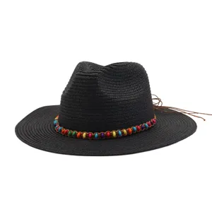 Détail du chapeau de paille noir avec bande de perles colorées pour les vacances d'été.