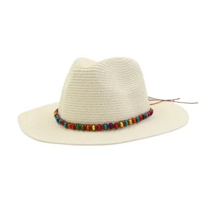 Vue detaillee chapeau de paille femme, chapeau fedora d'ete de plage avec perles colorees.