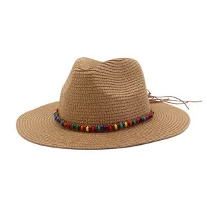 Chapeau de paille d'été pour femme homme fedora de protection solaire avec détails de perles de bois.
