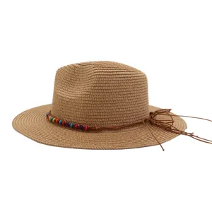 Gros plan sur le chapeau de paille tressé avec des perles colorées et un nœud sur le côté.