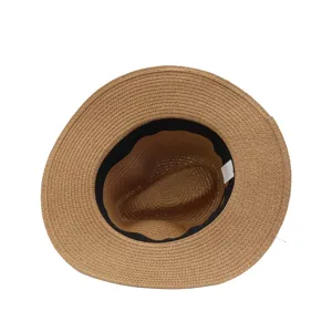 Vue détaillée du chapeau de soleil en paille d'été montrant la texture et la bande noire.