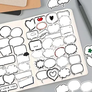 Vue détaillée présentant des autocollants de bulles de dialogue noir et blanc sur un carnet.