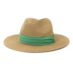 Gros plan du chapeau fedora en paille tressée avec ruban plissé vert pour la plage d'été