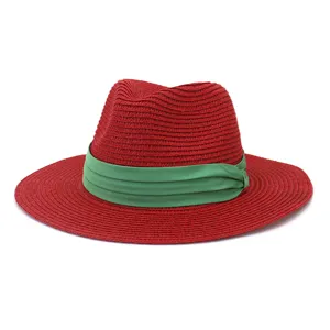 Chapeau fedora en paille rouge avec ruban vert, detail chapeau de plage ete classique.