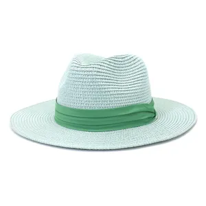 Détail chapeau fedora en paille vert menthe, ruban vert élégant, protection solaire.