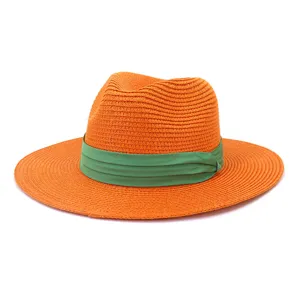 Vue détaillée d'un chapeau fedora en paille orange avec ruban vert pour protection solaire plage.