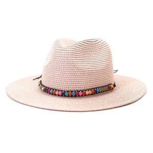 Vue détaillée du chapeau de paille orné d'un ruban de perles en bois colorées.