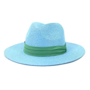 Détail de chapeau de paille bleu clair montrant la texture tissée et le ruban vert.