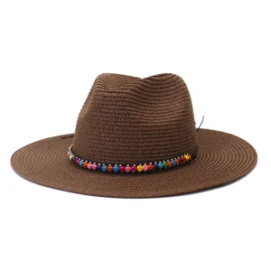 Détail chapeau jazz paille marron, chapeau de soleil à large bord avec perles en bois colorées.