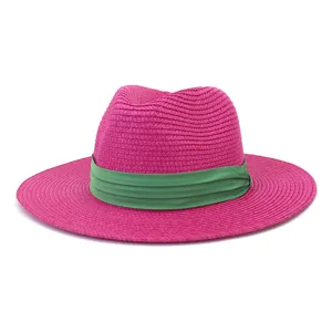 Detail chapeau de paille rose, elegante bande verte, chapeau de plage soleil ete.