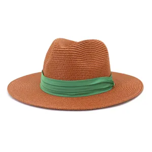 Vue detaillee d'un chapeau de paille Fedora marron avec ruban vert pour la plage et l'ete.