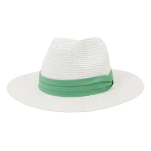 Gros plan sur les détails du chapeau de paille tressé blanc avec un élégant ruban vert.