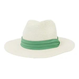 Vue détaillée de l'élégant chapeau fedora en paille beige avec un ruban vert élégant.