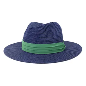 Vue détaillée d'un chapeau fedora en paille bleu foncé avec un élégant ruban vert.