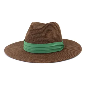 Chapeau fedora en paille marron avec ruban vert, ideal pour la protection solaire de plage.