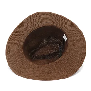 Vue détaillée du chapeau fedora en paille tressée marron, montrant la structure et l'étiquette.
