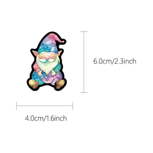Vue détaillée d'autocollant de gnome fantastique aquarelle, motif étoilé, guide des tailles.