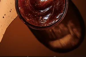 Gros plan sur la texture d'un masque visage hydratant à la levure de thé noir, nourrissant.
