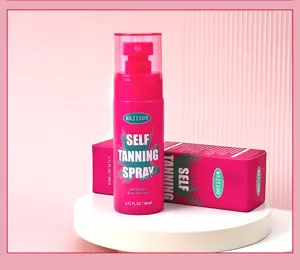 Vue rapprochée de la bouteille de spray bronzant MEJISOO et de sa boîte rose assortie.