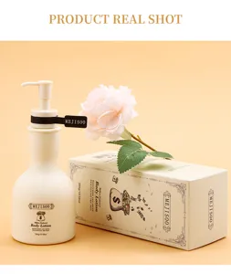 Detailansicht der parfümierten Bodylotion Flasche mit Pumpe und eleganter Blumenrequisite.