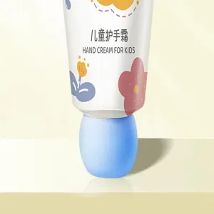 Primer plano del tubo de crema de manos para niños con gráficos florales bonitos y tapón azul.