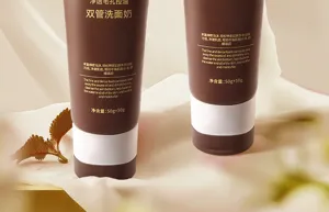 Primo piano dettaglio della bottiglia detergente viso a doppio tubo con texture e pori.