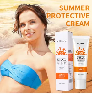 SPF 50 Sonnenschutzmittel Tubenverpackung und Karton Detailansicht mit Sommerstrand Hintergrund.