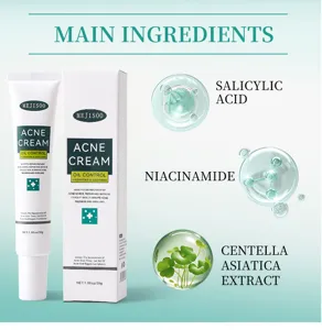 Détail de crème anti-acné montrant l'acide salicylique, la niacinamide et l'extrait.