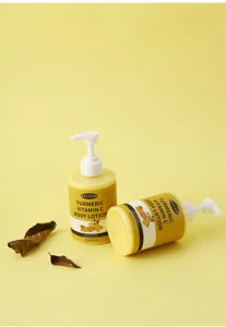Detalle de locion corporal de curcuma y vitamina C, frasco con dosificador muy suave.