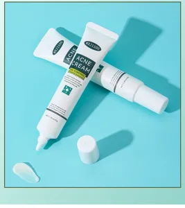 Vue detaillee de la creme anti-acne Mejisoo en tube blanc avec texture douce, soin visage.
