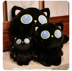 Détail de jouet en peluche chat noir potelé mignon, oreiller poupée douce pour enfants.