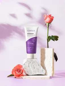 Crème dépilatoire adoucissante vue détaillée montrant une formule douce pour une peau lisse.