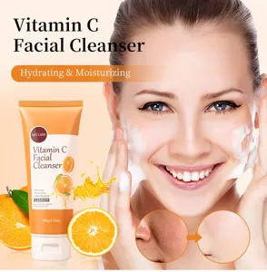 Detalle de limpiador facial de vitamina C con espuma rica, extractos de naranja y fórmula.