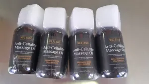 Vue détaillée de flacons d'huile de massage anti-cellulite aux extraits végétaux et collagène.