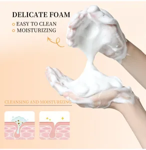 Vista detallada de espuma limpiadora facial delicada en las manos con gran hidratación.