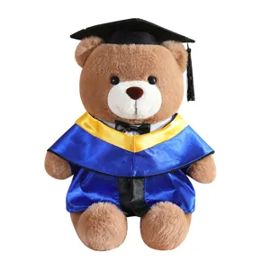 Schattige afstudeer teddybeer knuffel met academische hoed en blauw gewaad, perfect studentencadeau.
