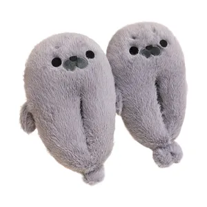 Simpatiche pantofole di peluche grigie a forma di foca da donna, scarpe calde da interno casa.