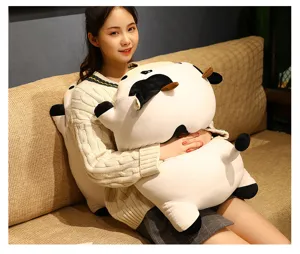 Morbido cuscino peluche mucca paffuta bambola di pezza vista di dettaglio e grande comfort.