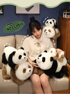 Primer plano que muestra el detalle del peluche panda tumbado bonito, suave tela de terciopelo.