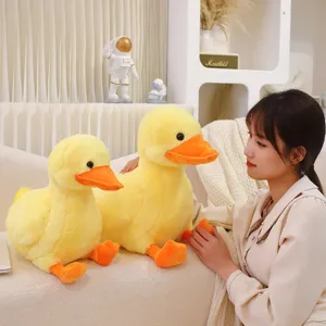 Vista dettagliata di simpatiche anatre di peluche gialle in un ambiente accogliente.