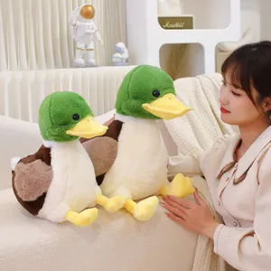 Vista dettagliata di un grazioso peluche di germano reale sul divano, morbido animale di peluche.