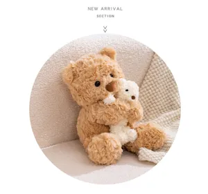 Details van moeder en kind teddybeer pluche, zachte bruine pop als bedmate voor kinderen.