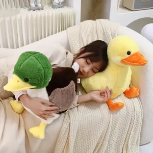 Dettaglio peluche anatra accogliente con tessuto morbido e design confortevole.