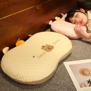 Kapibara Memory Foam Kuehlkissen mit niedlicher Stickerei fuer angenehmen Schlaf.