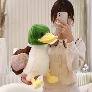 Primo piano del dettaglio della peluche di germano reale che mostra tessuto morbido e colori realistici.