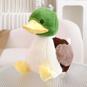 Dettaglio in primo piano del morbido peluche di anatra selvatica con testa verde e becco giallo.